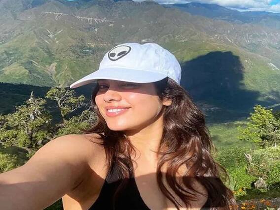 Janhvi Kapoor ने अपने वेकेशन से दोस्तों के साथ शेयर की फोटोज़, वर्कआउट करते हुए भी दीं दिखाई Janhvi Kapoor ने अपने वेकेशन से दोस्तों के साथ शेयर की फोटोज़, वर्कआउट करते हुए भी दीं दिखाई