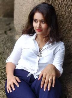 Poonam Bajwa  | கடவுளே கடவுளே மீண்டும் நான் பிறந்துவிட்டேன்.. நடிகை பூனம் பஜ்வாவின் அழகான போட்டோஸ்!