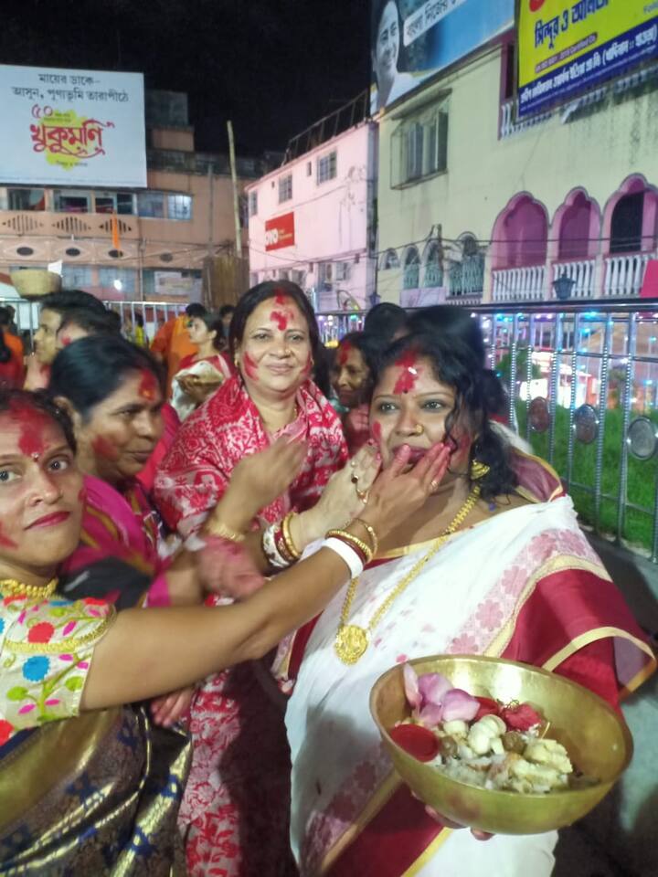 সকাল থেকেই তারাপীঠে বিশেষ পুজোর আয়োজন৷ ভোররাতে ঘুম ভাঙিয়ে মূল মন্দির থেকে বের করে আনা হন মাকে। পশ্চিম দিকে মুখ করে বসানো হয় বিরামমঞ্চে।