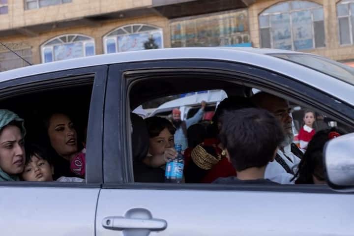 காரில் குழந்தைகளோடு பயணிக்கும் குடும்பம் (Courtesy:Reuters)