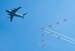 Photo : मुंबईकरांनी अनुभवला एरोबॅटिक्स एअरफोर्स टीमचा फ्लायपास्ट!