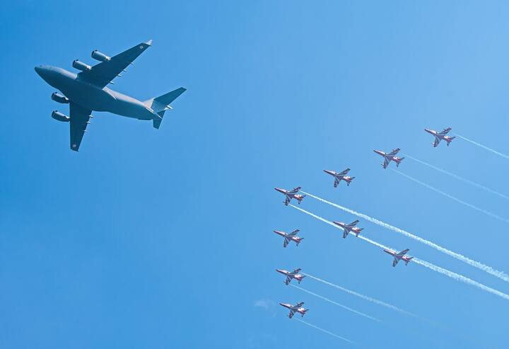 काल दुपारी 3:40 ते 3:50 पर्यंत दरम्यान मुंबईकरांनी घेतला फ्लायपास्टचा अनुभव!  (photo tweeted by : @DefPROMumbai)