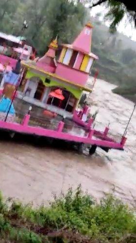 मौसम विभाग की ओर से अगले दो दिनों तक के लिए भारी बारिश का अलर्ट जारी किया गया है. अलर्ट को देखते हुए उत्तराखंड के मुख्यमंत्री पुष्कर सिंह धामी ने अधिकारियों को सतर्क रहने का निर्देश दिया है. इसके अलावा पर्यटकों और चारधाम यात्रा पर जाने वाले श्रद्धालुओं से अपील की है कि वह मौसम का ध्यान रखें.