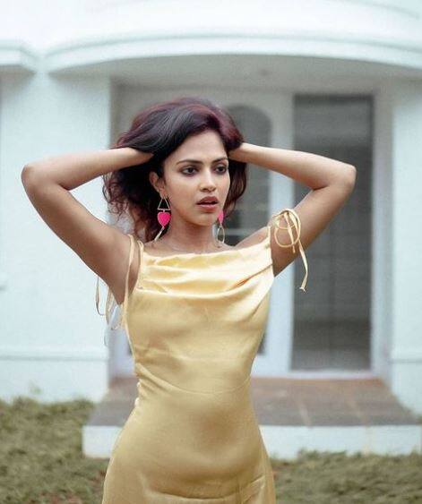 யார் எந்தன் வார்த்தை மீது மௌனம் வைத்தது இன்று பேசாமல் கண்கள் பேசுது