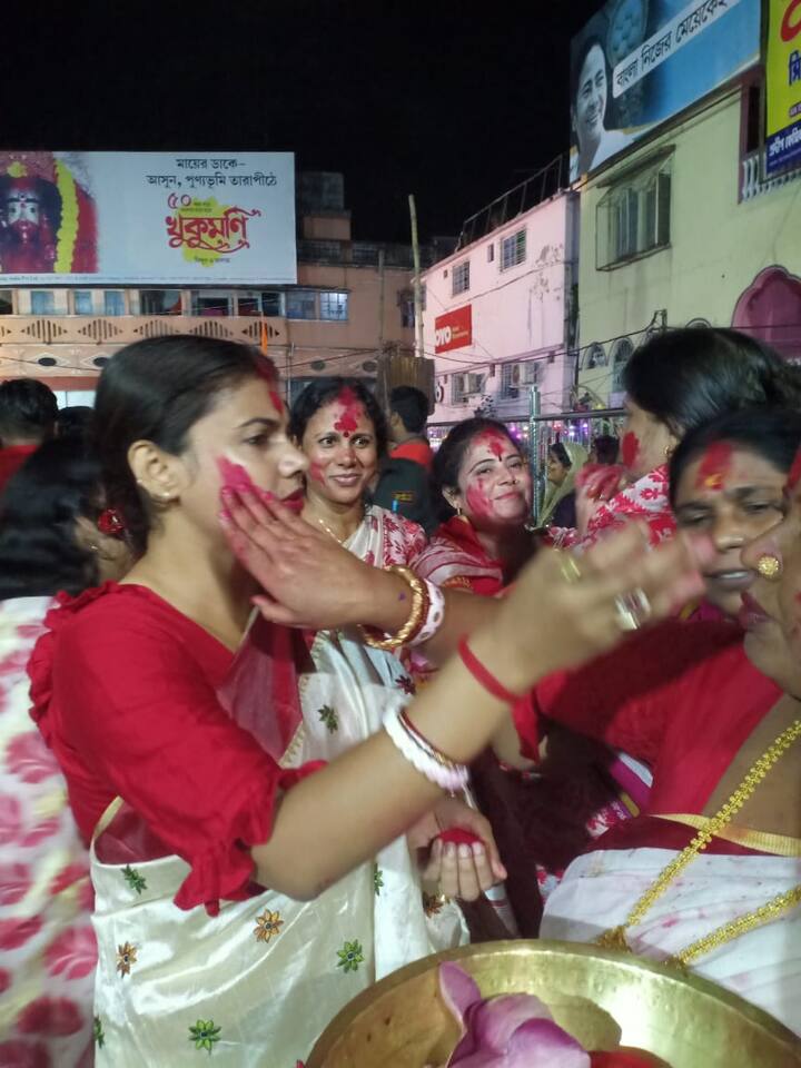 সকালে মঙ্গলারতির পর দেওয়া হয় শীতল ভোগ। এরপর দুপুরে ফল ভোগ। এদিন দুপুরে কোনও অন্নভোগ রান্না হয় না৷ রীতি অনুযায়ী মায়ের আজ উপোস! দিনভর তাই ফল-মিষ্টিই খান মা। মহাভোগ তোলা থাকে রাতের জন্য!