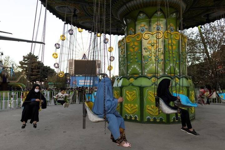 பொதுவெளியில் ஊஞ்சலாடும் பெண்கள் (Courtesy:Reuters)