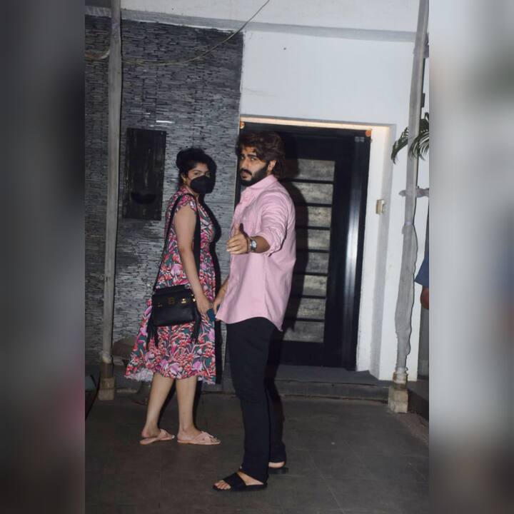अर्जुन कपूर बहन अंशुला के साथ अपनी दादी के घर डिनर के लिए पहुंथे. ऐसे में पैपराजी ने उनकी तस्वीरें क्लिक कीं. (Photo credit: Manav Manglani)