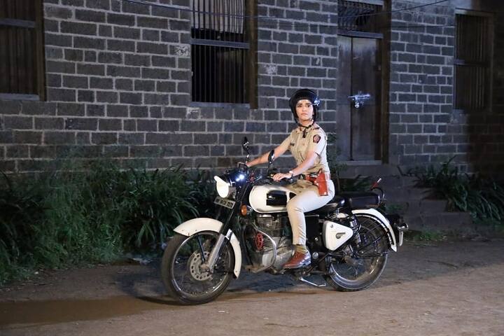 मालिकेतील संजू तिच्या बेधडक आणि बिनधास्त व्यक्तिमत्वासाठी लोकप्रिय आहे. कुटुंब असो वा नोकरी ती तिची जबबाबदारी प्रामाणिकपणे आणि चोखपणे निभावते आहे. (Photo: Shivani Sonar/Facebook)