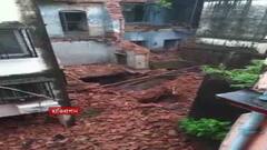 House Collapsed: হাতিবাগানে ভেঙে পড়ল পুরনো বাড়ির একাংশ, কেউ হতাহত হননি | Bangla News