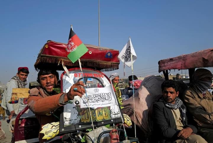 தாலிபன் கொடியை தனது ரிக்ஷாவில் பயணிக்கும் ரிக்ஷா ஓட்டுநர் (Courtesy:Reuters)