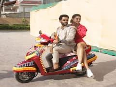 रंग-बिरंगे स्कूटर पर रंगीले अंदाज में दिखे Kriti Sanon और Rajkummar Rao, Hum Do Hamare Do का अनूठा प्रमोशन