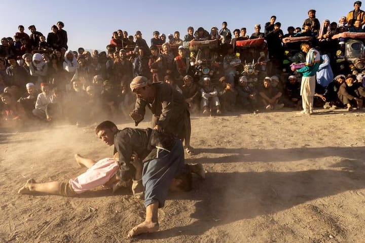 குத்துச்சண்டையில் ஈடுபடும் வீரர்களைக் காணும் ரசிகர்கள் கூட்டம் (Courtesy:Reuters)