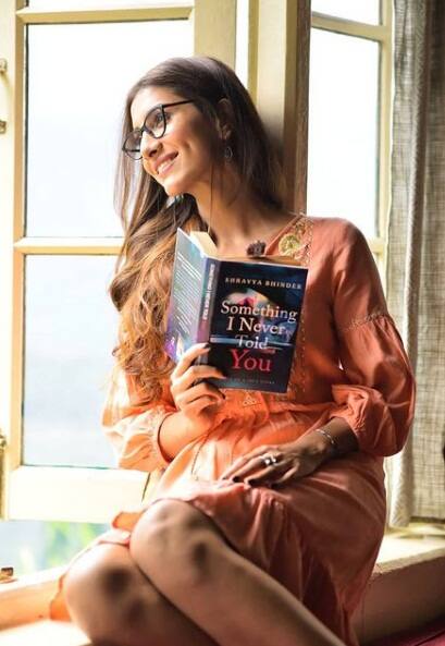 কিন্তু কীভাবে বাংলা ছবির নায়িকা হয়ে উঠলেন রুক্মিনী মৈত্র? অভিনয় শুরুর আগেই বা তিনি কী করতেন?