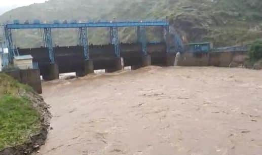 भारी बारिश के कारण पुल और बैराज पर भी खतरा मंडरा रहा है. नदियों पर बने कई पुल क्षतिग्रस्त हो गए हैं तो वहीं निचले इलाके में बने कई पुलियों के ऊपर से पानी बह रहा है.