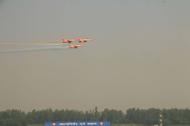 सूर्यकिरण एरोबॅटिक्स टीम जी इंडियन ऐरफोर्सची टिम आहे ही टीमने काल फ्लायपास्ट केलं (photo tweeted by : @DefPROMumbai)