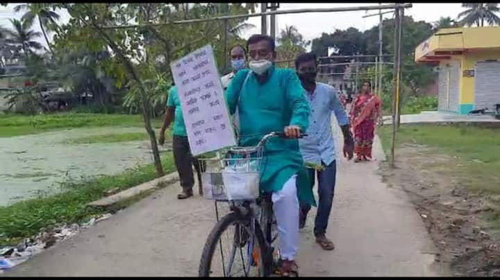 লাড্ডুর সঙ্গে উপহার হিসেবে মন্ত্রী দিচ্ছেন মাস্কও।
