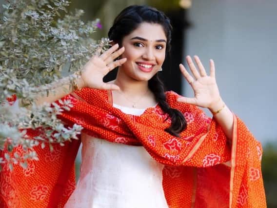 krithi shetty: కుర్రాళ్ల గుండెల్లో 'ఉప్పెన' సృష్టిస్తోన్న కృతి శెట్టి krithi shetty: కుర్రాళ్ల గుండెల్లో 'ఉప్పెన' సృష్టిస్తోన్న కృతి శెట్టి