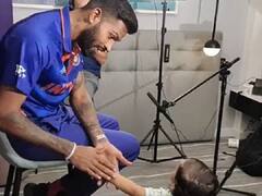 Watch Video: நேர்காணலை நிறுத்திய பேபி அகஸ்தியா... சமாளித்து முடித்து வைத்த ஹர்திக் - வைரல் வீடியோ!