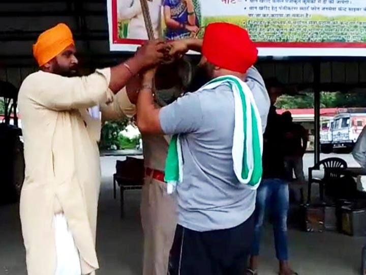 पीलीभीत: धान की खरीद ना होने से परेशान किसान ने की खुदकुशी की कोशिश, पुलिस ने बचाई जान A farmer attempt to suicide in Pilibhit know the reason ANN पीलीभीत: धान की खरीद ना होने से परेशान किसान ने की खुदकुशी की कोशिश, पुलिस ने बचाई जान