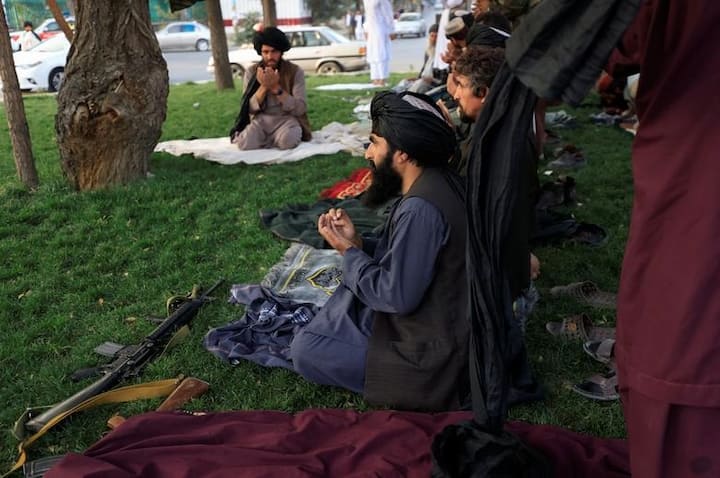 டேஹ் பொரி சதுக்கத்தில் தொழுகையில் ஈடுபடும் தாலிபன்கள் (Courtesy:Reuters)