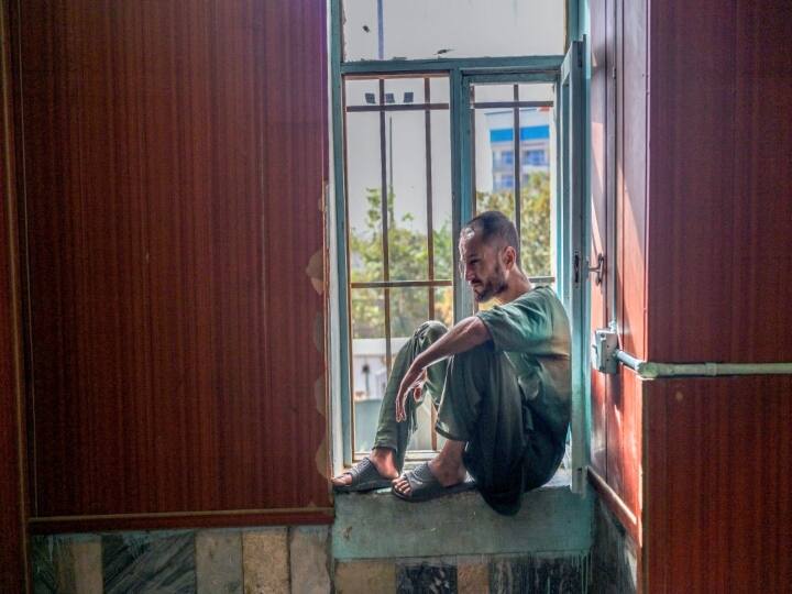 अफगानिस्तान की सत्ता पर काबिज होने के बाद तालिबान अपनी छवि को सुधारने में जुटा है. उसने ड्रग्स के खिलाफ मुहिम छेड़ दी है. नशीली दवाओं के खिलाफ जंग के तहत, राजधानी काबुल में नशा करने वाले सैकड़ों लोगों को रेड के दौरान पकड़ा गया है. नशे की लत से छुटकारा दिलाने के लिए इन्हें 45 दिन अस्पताल में रखा जाएगा.