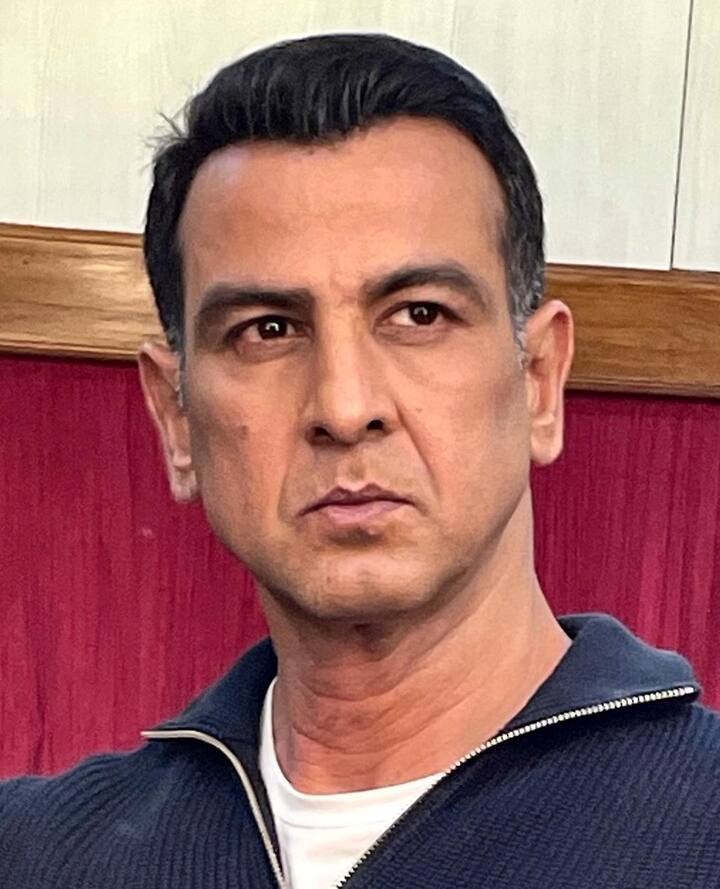 पॉपुलर अभिनेता रॉनित रॉय एक्टिंग के अलावा ऐस सिक्योरिटी एंड प्रोटेक्शन एजेंसी नाम की कंपनी चलाते हैं. उनकी कंपनी कई बड़ी हस्तियों को सिक्योरिटी मुहैया कराती है.