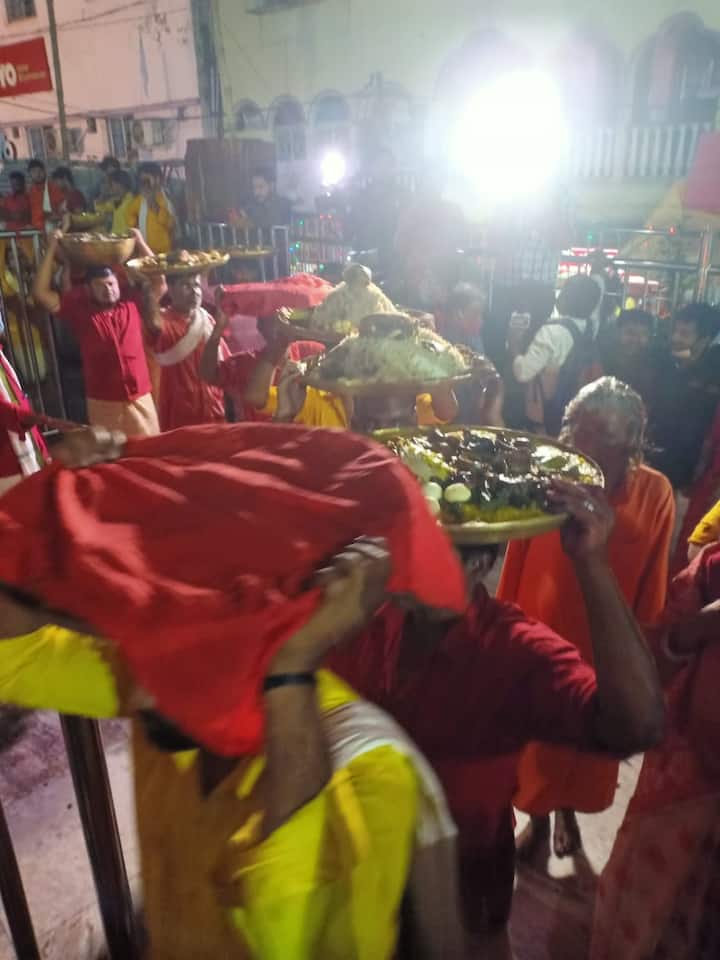 তারাপীঠের মা কখনও পুজিতা হন দূর্গা আবার কখনও অন্নপূর্ণা রূপে। এই দিনে মাকে কাছ থেকে দেখতে ছুটে আসেন দূরদূরান্তের ভক্তরা।