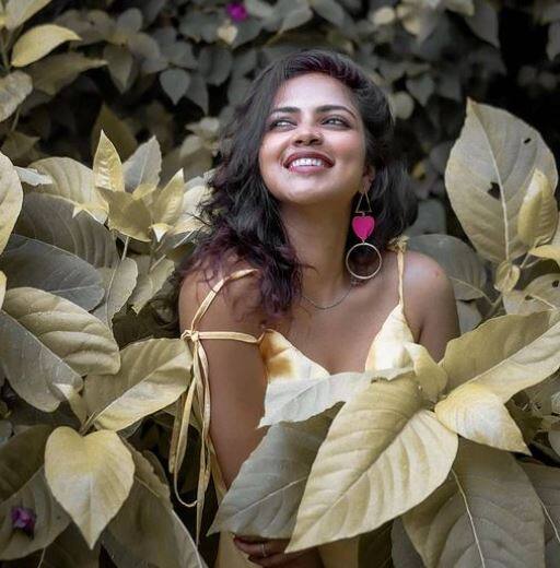 யார் இந்த சாலை ஓரம் பூக்கள் வைத்தது காற்றில் எங்கெங்கும் வாசம் வீசுது