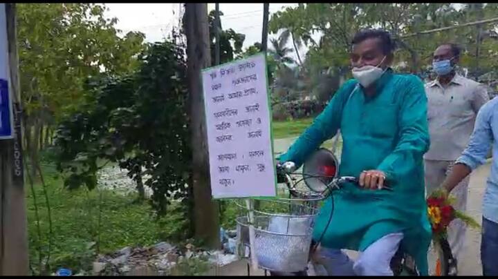 বিজয়ার পর থেকেই গত তিনদিন ধরে বিজয়ার এই অভিনব শুভেচ্ছাবার্তা জানানোর কাজ চালাচ্ছেন তিনি।