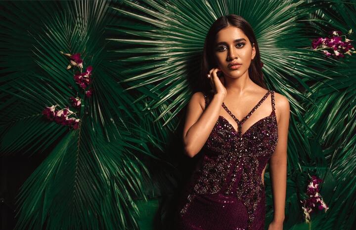 నభ నటేష్.. పచ్చని ఆకుల్లో పరువాల పాపాయి - Image Credit: Nabha Natesh