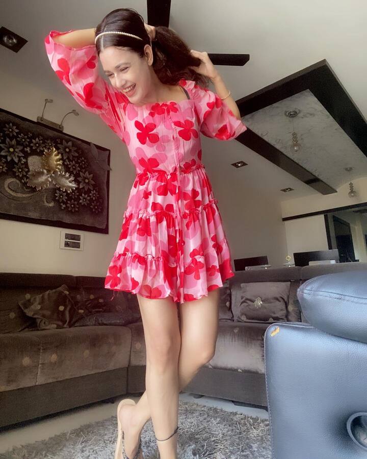 युविका चौधरी बिग बॉस 9 या शोमुळे चर्चेत आली. याच शोमुळे तिला विशेष लोकप्रियता मिळाली. (Photo:@yuvikachaudhary/IG)