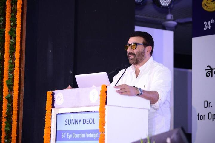 बॉलिवूडचा प्रसिद्ध अभिनेता सनी देओलचा चाहता वर्ग मोठा आहे. त्याच्या प्रत्येक चित्रपटांला प्रेक्षकांचा उत्तम प्रतिसाद मिळतो.  (Photo:@iamsunnydeol/IG)