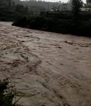 झमाझम बारिश के कारण राज्य की कई नदियां ऊफान पर है. नदियों के किनारे बने घरों में से लोगों को बाहर निकालकर सुरक्षित स्थानों पर भेजा जा रहा है. प्रशासन की कोशिश है कि जल्द से जल्द सभी लोगों को सुरक्षित निकाल लिया जाए.
