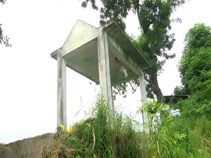 திருவாரூர்: சடலத்தை விவசாய நிலத்தில் தூக்கி செல்லும் அவலம் - பாதை அமைத்து தர அரசுக்கு கோரிக்கை Thiruvarur: It is a pity that the body is being dumped on agricultural land - a request to the government to set up a road திருவாரூர்: சடலத்தை விவசாய நிலத்தில் தூக்கி செல்லும் அவலம் - பாதை அமைத்து தர அரசுக்கு கோரிக்கை