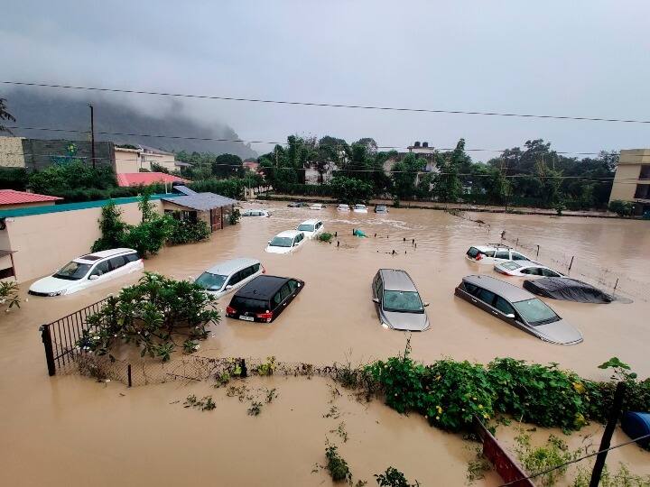 22 people have lost their lives due to heavy rains in the Uttarakhand Uttarakhand Rain: कुदरत की मार से उत्तराखंड में कोहराम, 34 लोगों की मौत, नैनीताल का राज्य के बाकी हिस्सों से संपर्क टूटा