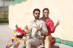 रंग-बिरंगे स्कूटर पर रंगीले अंदाज में दिखे Kriti Sanon और Rajkummar Rao, Hum Do Hamare Do का अनूठा प्रमोशन