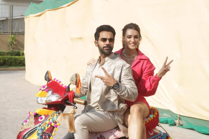 कृति और राजकुमार कुछ इस तरह रंग बिरंगे स्कूटर पर बैठे हुए नजर आए उस पर इन दोनों सितारे का भी रंगीला अंदाज फैंस को खूब भा गया.