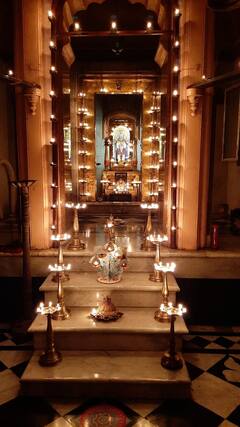 कोजागिरी पौर्णिमेनिमित वाळवा तालुक्यातील वाटेगावमधील वासुदेव मंदिर एक हजार दिव्यांनी उजळले