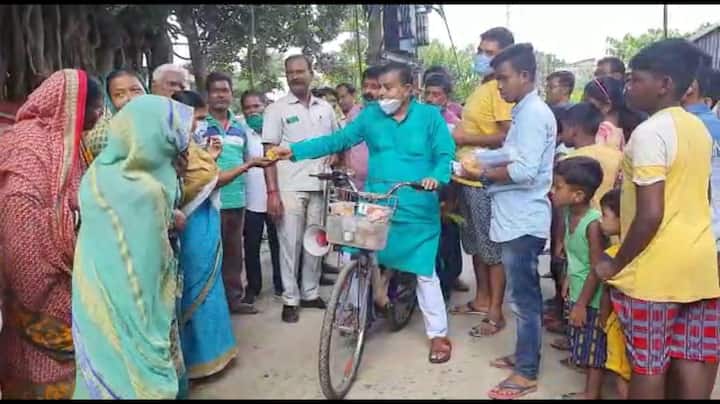 করোনাকালের কথা মাথায় রেখে দূরত্ববিধি বজায় রেখেই চলছে যে বিজয়াপর্ব।