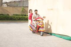 रंग-बिरंगे स्कूटर पर रंगीले अंदाज में दिखे Kriti Sanon और Rajkummar Rao, Hum Do Hamare Do का अनूठा प्रमोशन