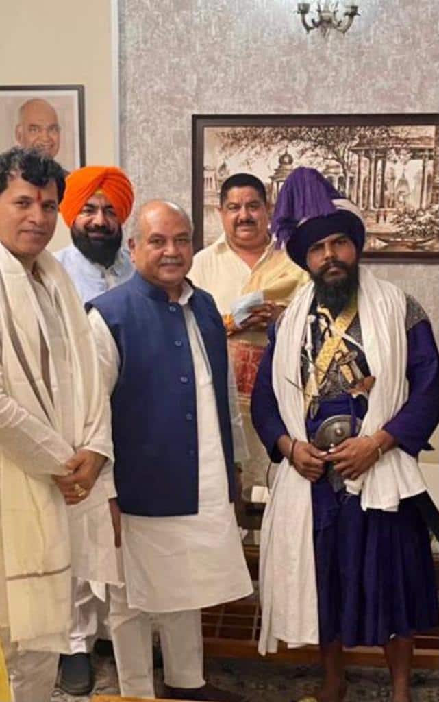 ਦਿੱਲੀ ਦੇ ਸਿੰਘੂ ਬਾਰਡਰ ’ਤੇ ਬੇਅਦਬੀ ਦੇ ਮਾਮਲੇ ਵਿੱਚ ਤਰਨ ਤਾਰਨ ਦੇ ਨੌਜਵਾਨ ਦੇ ਕਤਲ ਮਗਰੋਂ ਨਵਾਂ ਖੁਲਾਸਾ ਹੋਇਆ ਹੈ। ਇਹ ਕਤਲ ਕਰਨ ਵਾਲੇ ਨਿਹੰਗ ਸਿੰਘ ਧੜੇ ਦੇ ਲੀਡਰ ਬਾਬਾ ਅਮਨ ਸਿੰਘ ਦੀਆਂ ਬੀਜੇਪੀ ਲੀਡਰਾਂ ਨਾਲ ਤਸਵੀਰਾਂ ਸਾਹਮਣੇ ਆਈਆਂ ਹਨ।