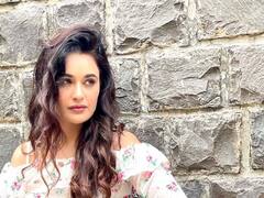 Yuvika Chaudhary : जातिवाचक वक्तव्य अभिनेत्री युविका चौधरीला भोवलं; पोलिसांकडून अटक