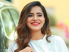 Ashu Reddy Photos: పొట్టి డ్రస్సులో జూనియర్ సమంత హొయలు...వైరల్ అవుతున్న బిగ్ బాస్ బ్యూటీ అషు రెడ్డి ఫొటోస్..