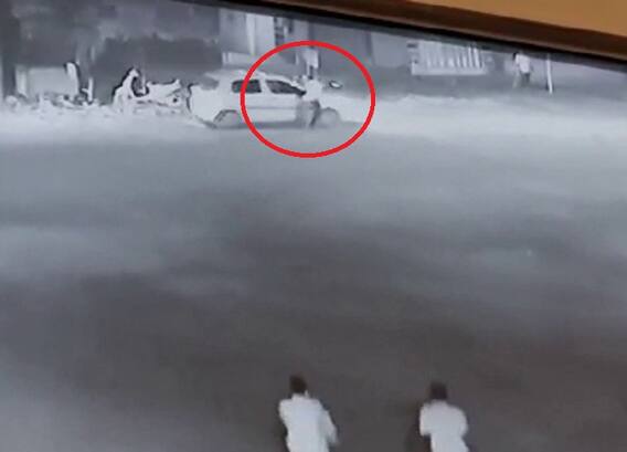 ઉના બસ્ટેન્ડમાં 47 લાખની લૂંટઃ લૂંટારાની કાર રોકવા યુવક કાર સાથે લટકી ગયો ને પછી...., જુઓ લાઇવ દ્રશ્યો