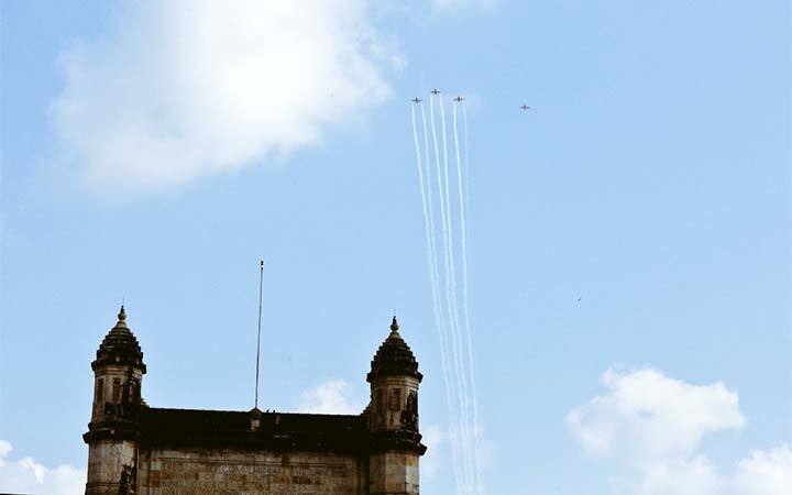 सूर्यकिरण एरोबॅटिक्स टीम ही भारतीय हवाई दलाची निर्मिती असलेलं एरोबॅटिक युनिट आहे. (photo tweeted by : @DefPROMumbai)