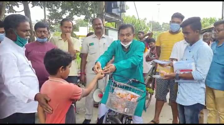 দুয়ারে দুয়ারে পৌঁছে বিজয়ার শুভেচ্ছা সারছেন রাজ্যের মন্ত্রী, সঙ্গে করাচ্ছেন মিষ্টিমুখও