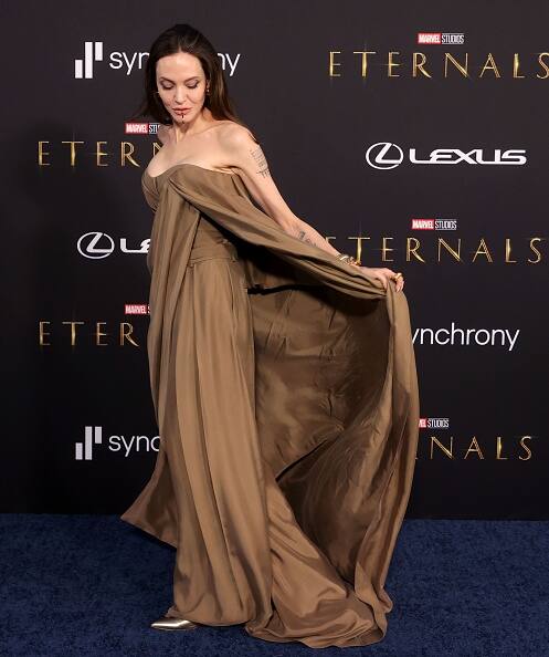 Stepping out in head-to-toe bronze, the Oscar-winning actress made her way across the red carpet in a strapless floor-length gown by Balmain and matching pointed pumps. [pic credit: Gettyimages]