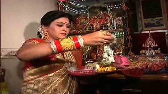 Lakshmi Puja 2021: লক্ষ্মীদেবীর আরাধনার আয়োজনে অভিনেত্রী ইন্দ্রাণী হালদার | Bangla News