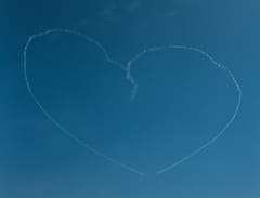 Photo : मुंबईकरांनी अनुभवला एरोबॅटिक्स एअरफोर्स टीमचा फ्लायपास्ट!