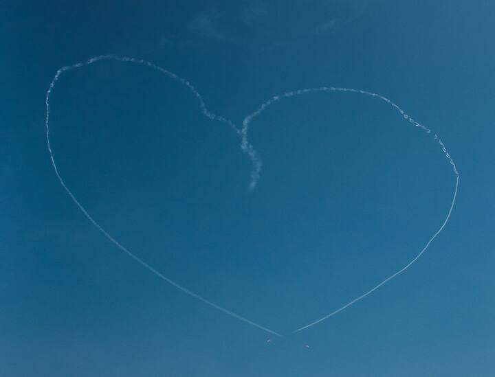 स्वर्णिम विजय वर्ष - 1971 च्य युद्धाला 50 वर्षे पूर्ण झाल्याच्या निमित्याने संपूर्ण भारतात फ्लायपास्ट केले जात आहेत (photo tweeted by : @DefPROMumbai)